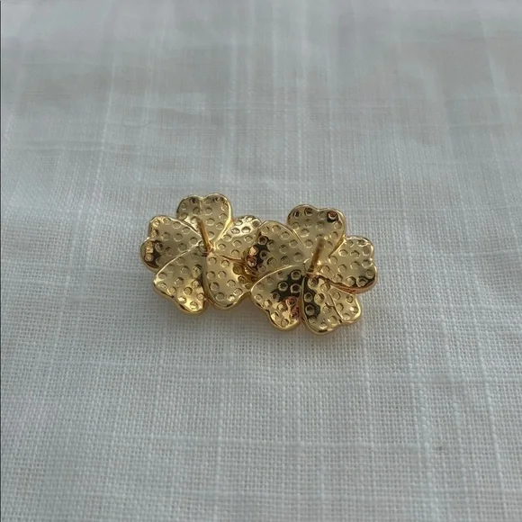 Elegant White and Gold Flower Earrings - Picture 3 of 7